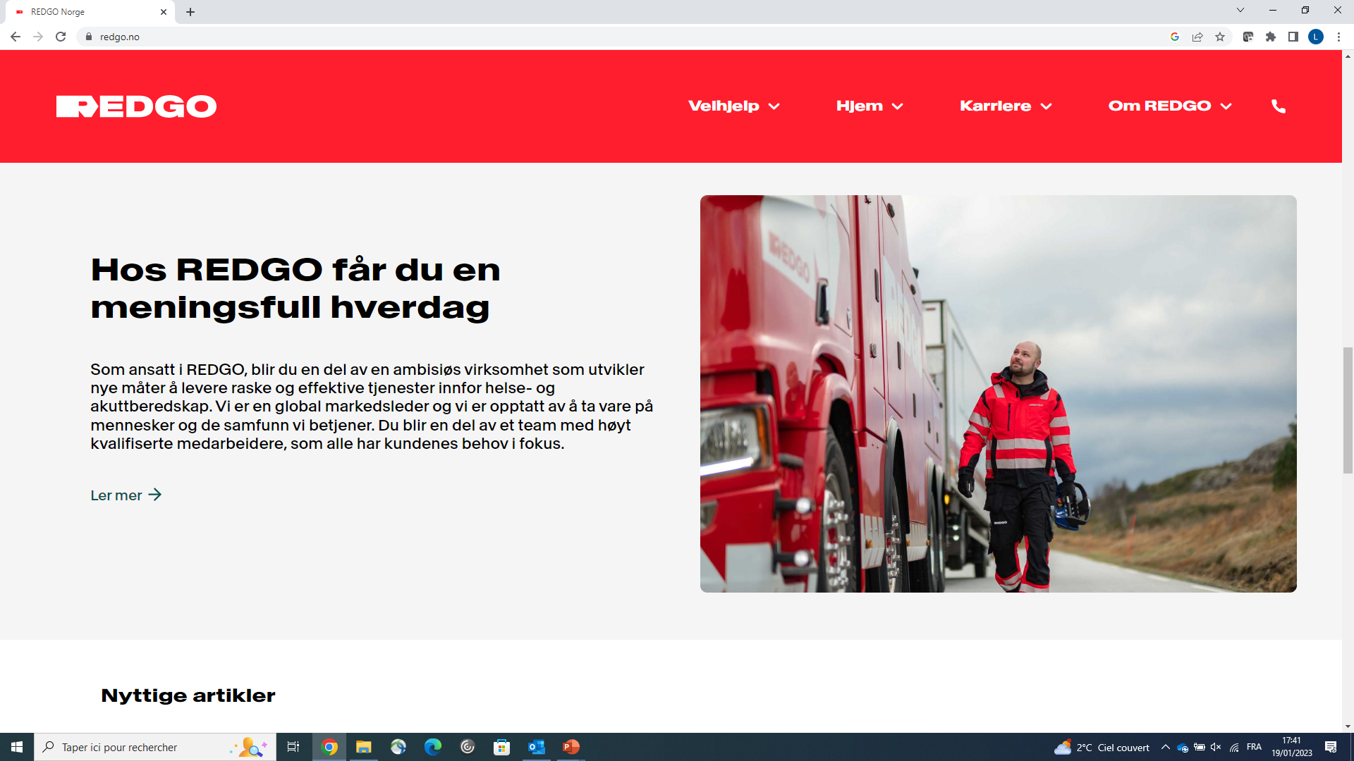 REDGO-Assistance: Werkstatt-Annahme empfängt einen Pannen-Lkw, Disponent prüft Auftragsschein am Tablet — Alltrucks-REDGO-Workflow im Tageseinsatz.