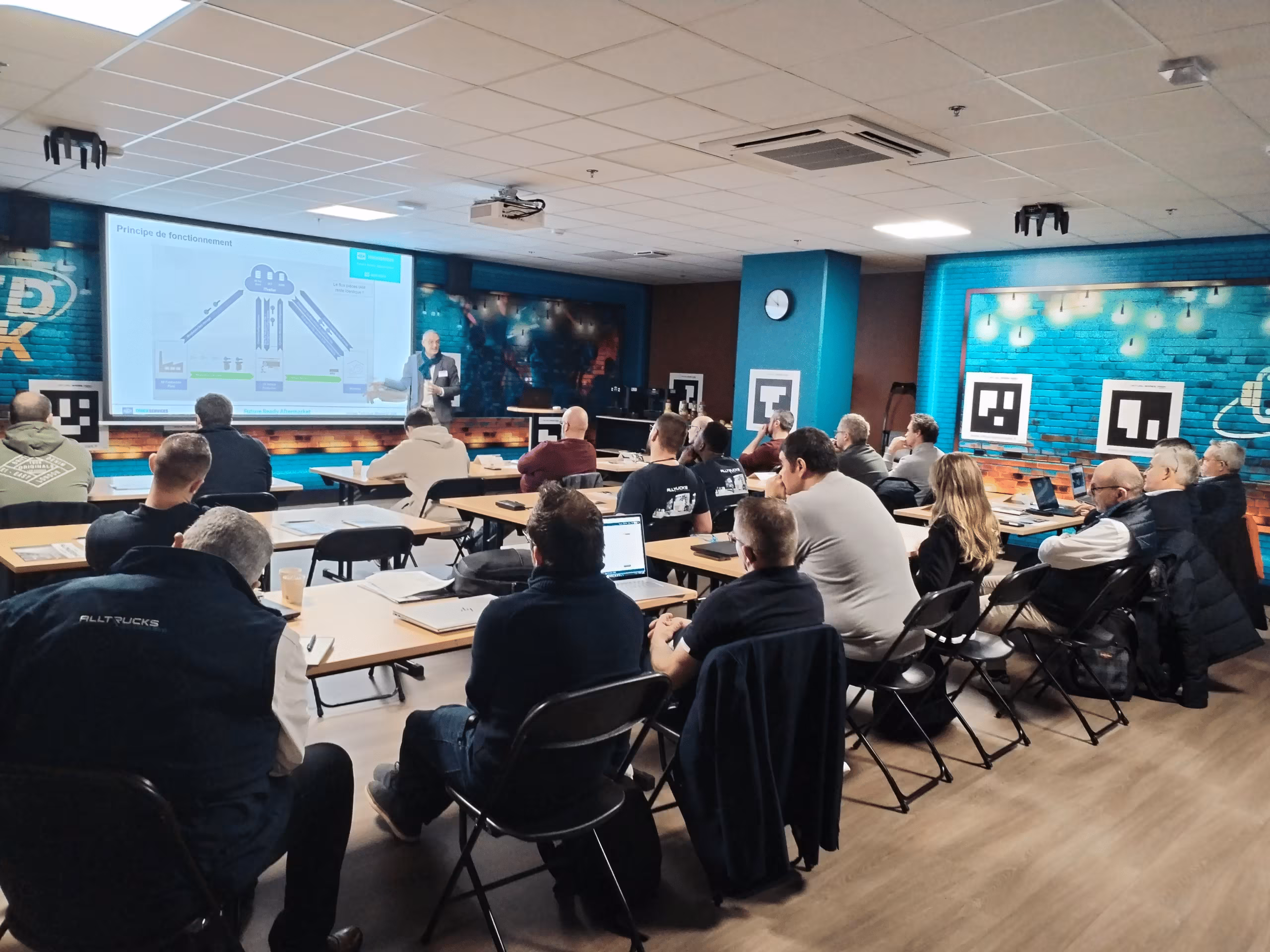 J-Tech Tour 2026: Werkstatt-Techniker und Industriepartner an Demonstrations-Aufbauten — Diagnose-Workflows, Bremsprüfung, Anhänger-Komponenten und Schmierstoff-Sessions an einem Tagungstag.
