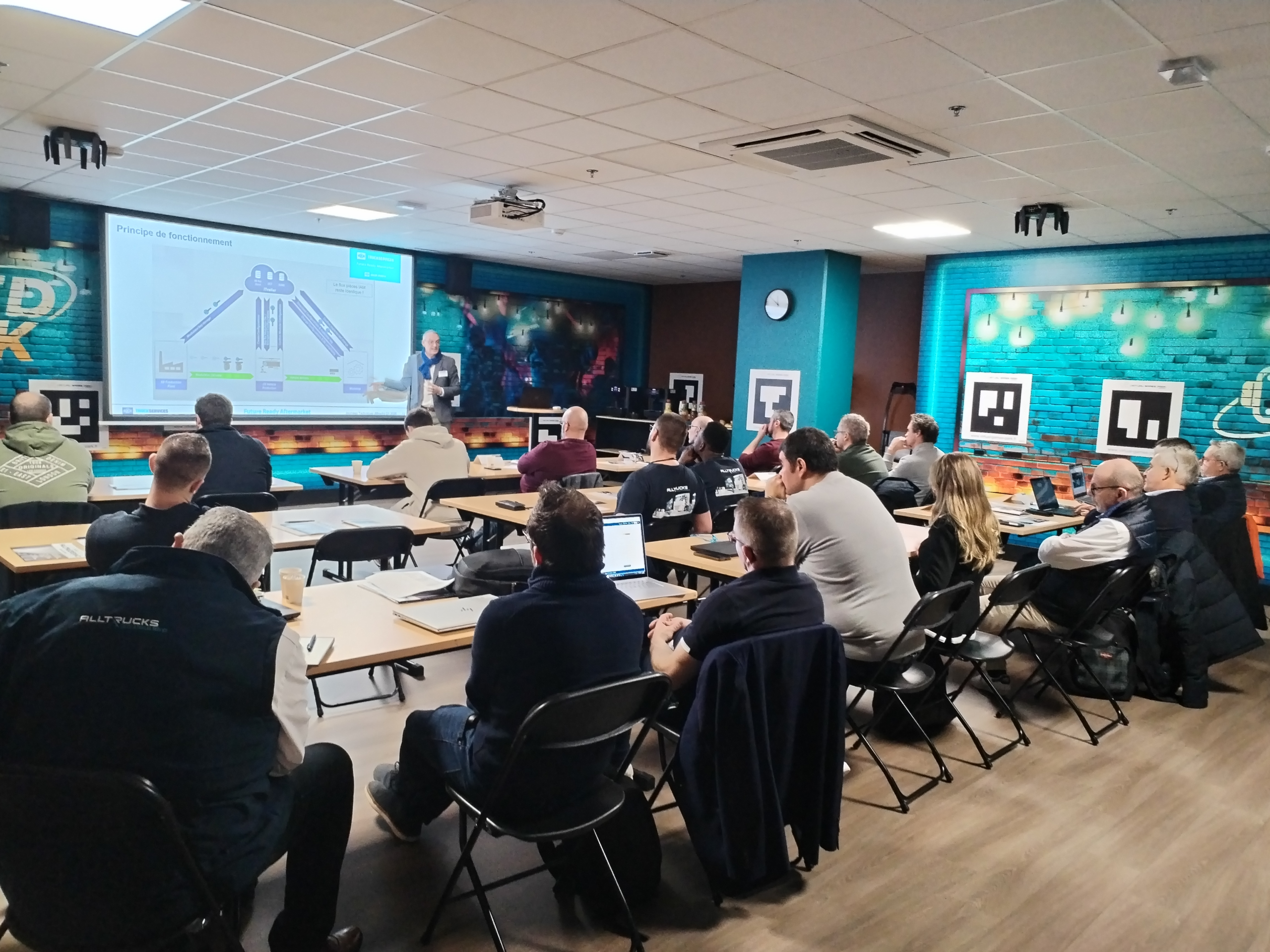 J-Tech Tour 2026: Werkstatt-Techniker und Industriepartner an Demonstrations-Aufbauten — Diagnose-Workflows, Bremsprüfung, Anhänger-Komponenten und Schmierstoff-Sessions an einem Tagungstag.