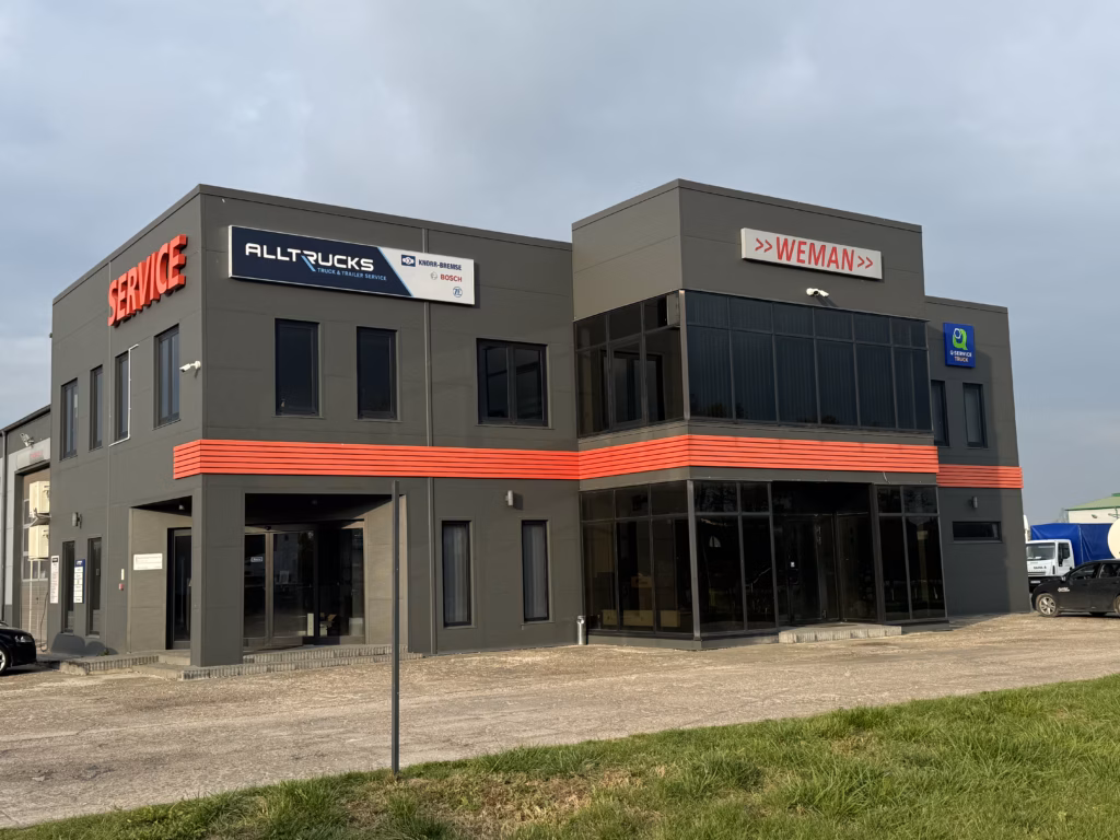 WEMAN-Werkstattgebäude in Międzyrzec Podlaski: moderner Servicebetrieb für Nutzfahrzeuge mit klar gegliederter Hallenfront.