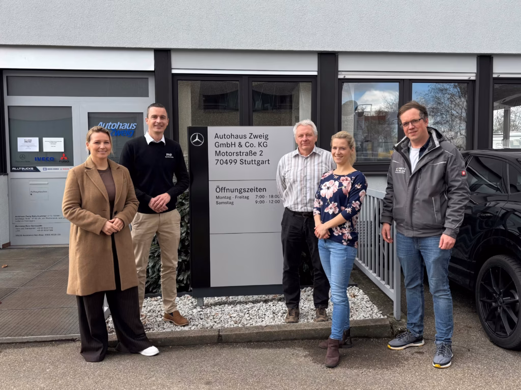 Werkstattteam Autohaus Zweig vor Lkw-Hebebühne — Schadenmanagement-Praxis im Alltrucks-Netzwerk