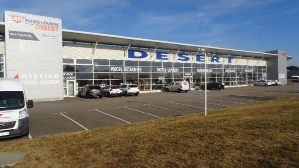 Sede de Autodistribution Desert · Poids Lourds del Grupo Decharenton, con la señalización de Alltrucks, en Normandía