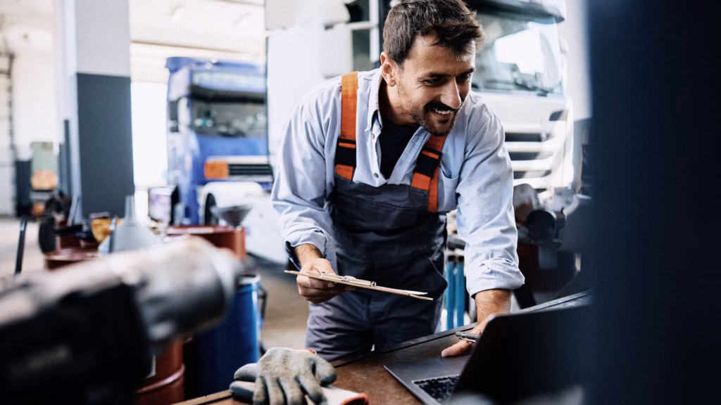 Un técnico de vehículos industriales realizando un diagnóstico en un camión en el taller