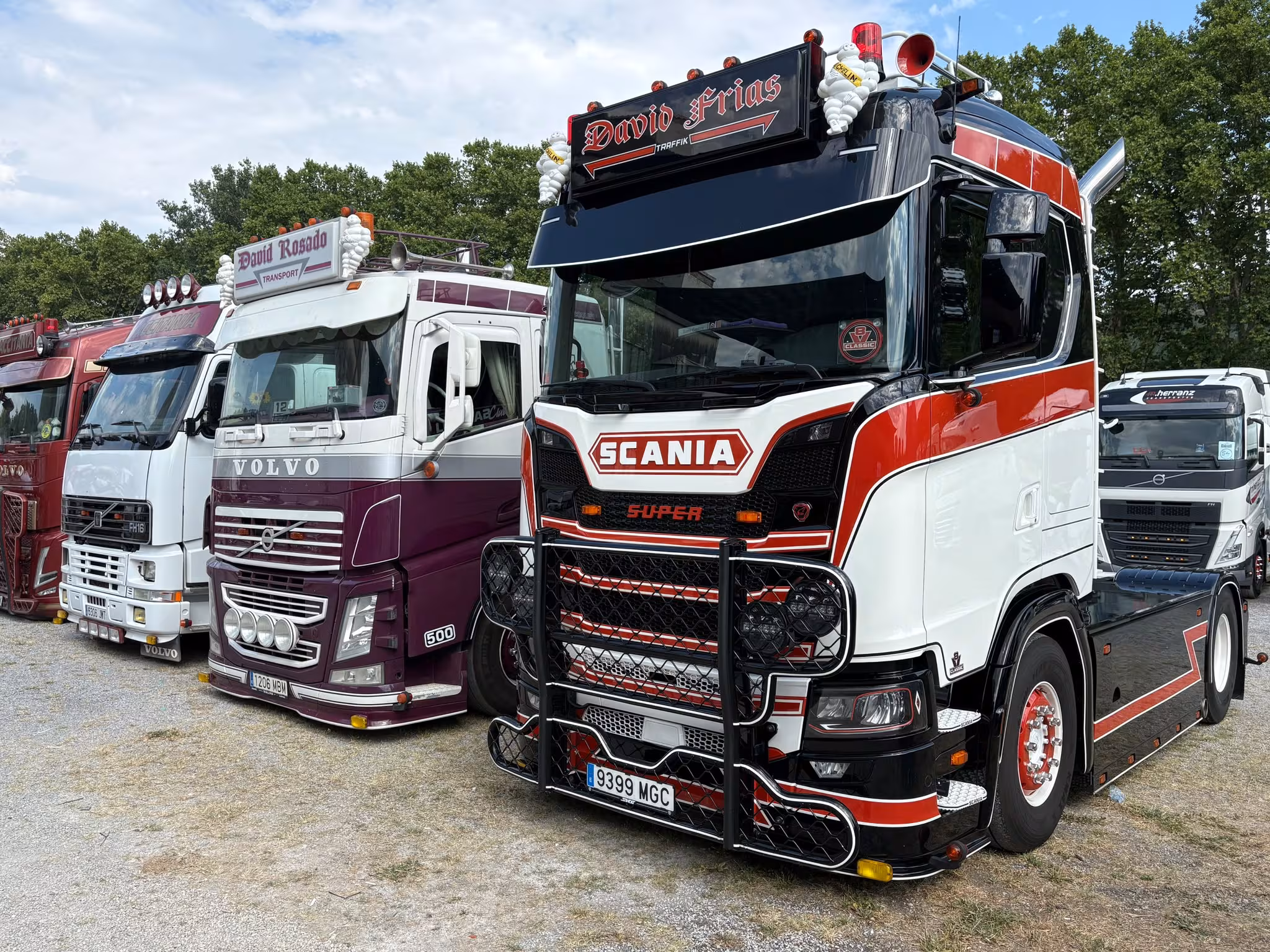 Oloto parodoje išsirikiavę parodomieji sunkvežimiai: ištaigingai įrengti „Scania“ ir „Volvo“ vilkikai stovi vienas šalia kito šventės teritorijoje