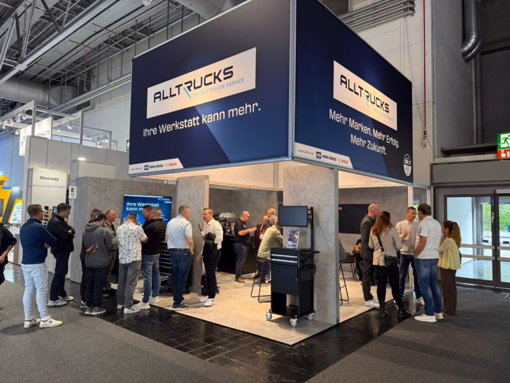 Grupos de visitantes frente al stand azul y blanco de Alltrucks en el pabellón 12 de la IAA Transportation 2026 en Hannover
