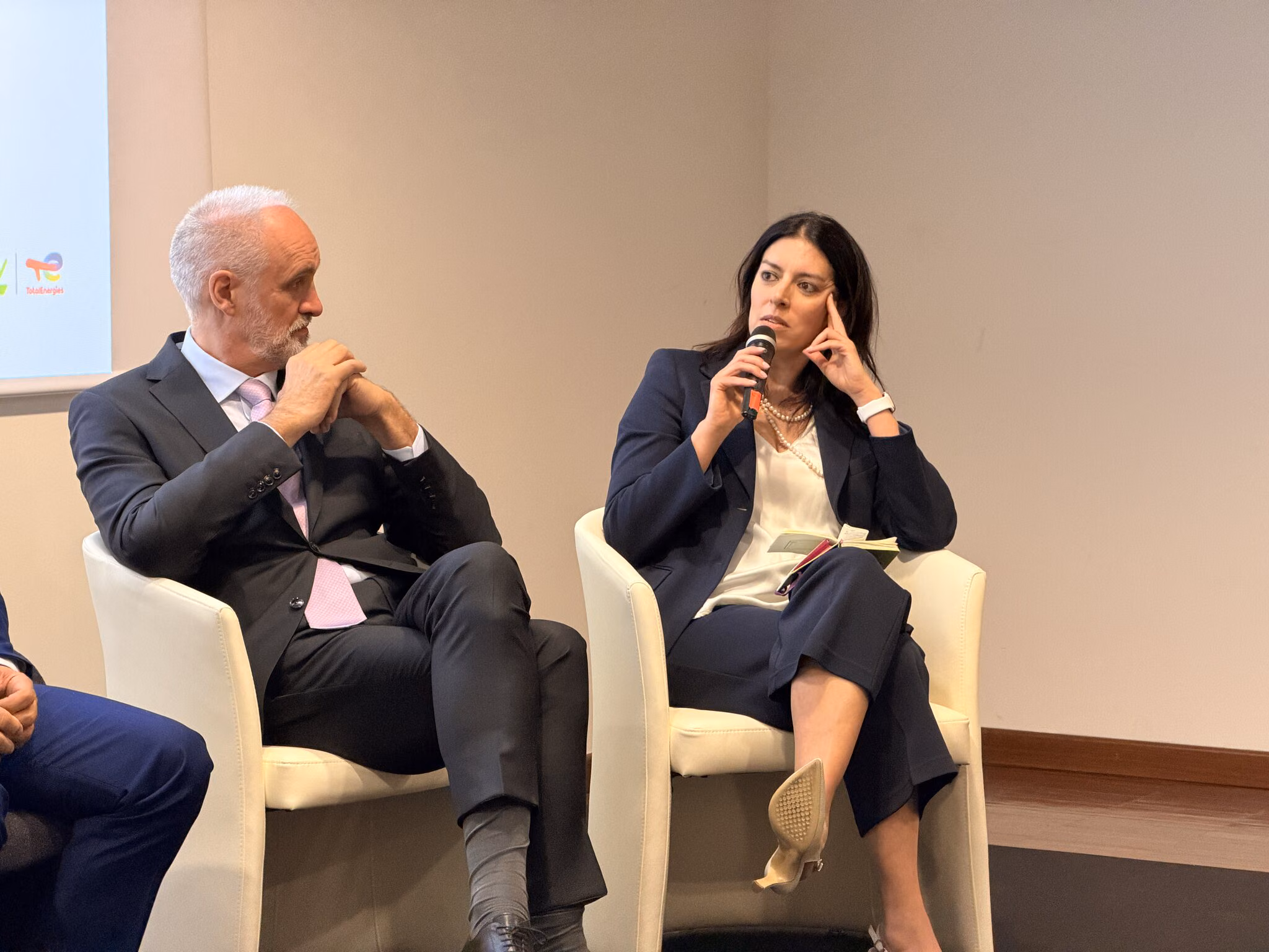 Alice Biganzoli, Market Manager al Alltrucks în Italia, vorbește la microfon în cadrul mesei rotunde de la Transport Day 2026, alături de ea aflându-se un alt invitat la podium